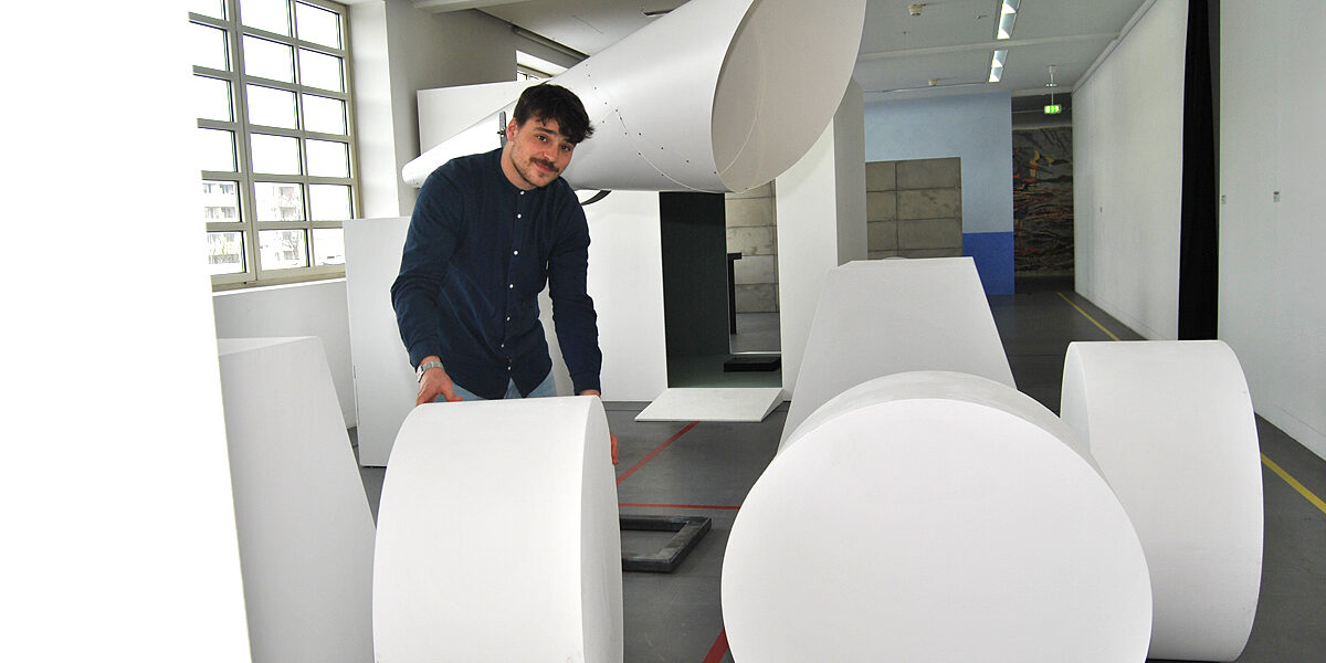 Leonhard Ehmann konnte seine Installation aus schiebbaren Kuben und Rollen stellvertretend für die 22 an der Ausstellung beteiligten Studierenden der Akademie für Handwerksdesign Gut Rosenberg im Ludwig-Forum vorstellen. Foto: Nicole Diefenthal Leonhard Ehmann konnte seine Installation aus schiebbaren Kuben und Rollen stellvertretend für die 22 an der Ausstellung beteiligten Studierenden der Akademie für Handwerksdesign Gut Rosenberg im Ludwig-Forum vorstellen. Foto: Nicole Diefenthal