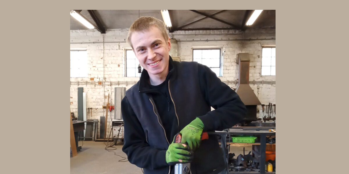 Aaron Simons in der Werkstatt. Die Arbeit mit Metall liegt bei dem 25-jährigen Würselener in der Familie. Der junge Meister wurde für seine guten Prüfungsergebnisse ausgezeichnet.