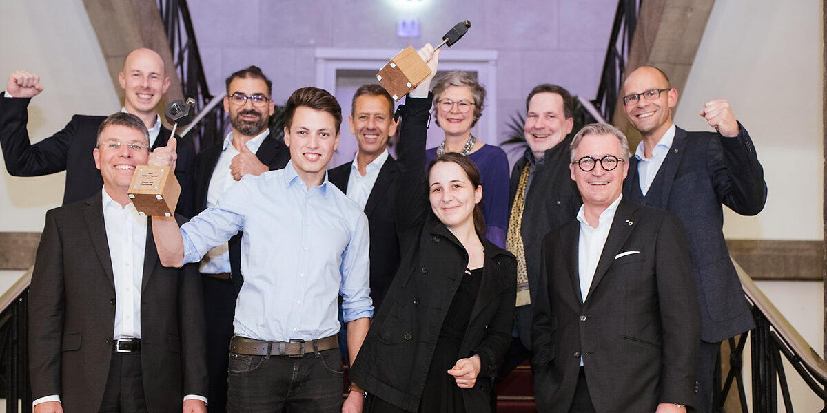 Foto: cam-bizOrganisatoren, Sponsoren und Preisträger durften sich über eine gelungene Veranstaltung freuen. V.l.n.r.: Christof Klein (Vorstand VR Bank), Marco Herwartz, (Handwerkskammer-Präsident), German Gonzales Arias (AJH-Vorsitzender), Tim Ostlender in Vertretung des Preisträgers Nico Markenstein, Udo Dohlen (AJH-Vorstand), Preisträgerin Veronique van Hüllen, Klaudia Magyar (AJH), Alexander Krott (AJH-Geschäftsführer), Jens Ulrich Meyer (Vorstand Aachener Bank) und Moderator und ehemaliger AJH-Vorsitzender Olaf Korr. Foto: cam-bizOrganisatoren, Sponsoren und Preisträger durften sich über eine gelungene Veranstaltung freuen. V.l.n.r.: Christof Klein (Vorstand VR Bank), Marco Herwartz, (Handwerkskammer-Präsident), German Gonzales Arias (AJH-Vorsitzender), Tim Ostlender in Vertretung des Preisträgers Nico Markenstein, Udo Dohlen (AJH-Vorstand), Preisträgerin Veronique van Hüllen, Klaudia Magyar (AJH), Alexander Krott (AJH-Geschäftsführer), Jens Ulrich Meyer (Vorstand Aachener Bank) und Moderator und ehemaliger AJH-Vorsitzender Olaf Korr.