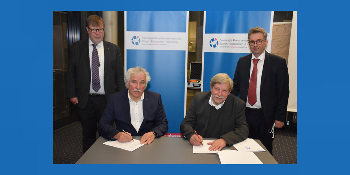 Die Partnerschaft ist offiziell: Kreishandwerksmeister Gerd Pelzer (2.v.l.) und Kreishandwerksmeister Edwin Mönius unterschreiben den Fusionsvertrag, flankiert von Hauptgeschäftsführer Dr. Michael Vondenhoff (r.) und Geschäftsführer Uwe Günther. 