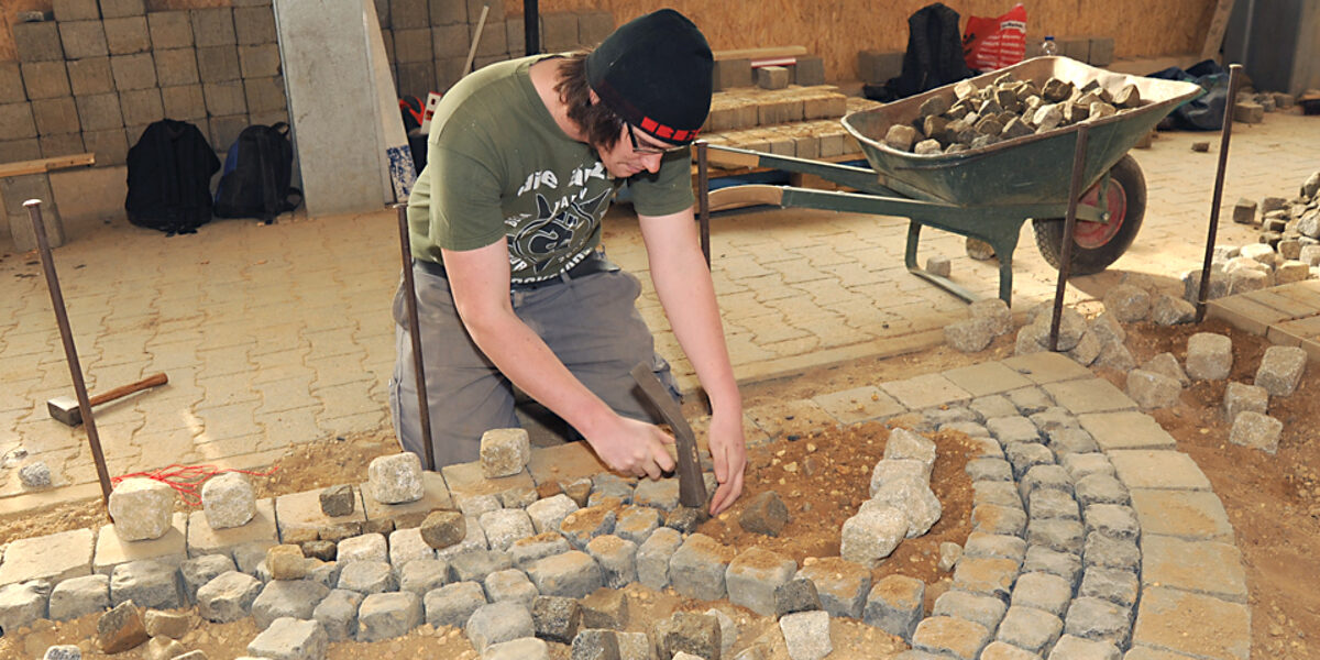 Wichtiger Bestandteil der dualen Ausbildung: Die überbetriebliche Lehrlingsunterweisung in den Bildungszentren des Handwerks ermöglicht weitergehende Einblicke in die Handwerksberufe und sichert so die Qualität der Lehre. Foto: HWK-Archiv/Britta Kaschel Wichtiger Bestandteil der dualen Ausbildung: Die überbetriebliche Lehrlingsunterweisung in den Bildungszentren des Handwerks ermöglicht weitergehende Einblicke in die Handwerksberufe und sichert so die Qualität der Lehre. Foto: HWK-Archiv/Britta Kaschel