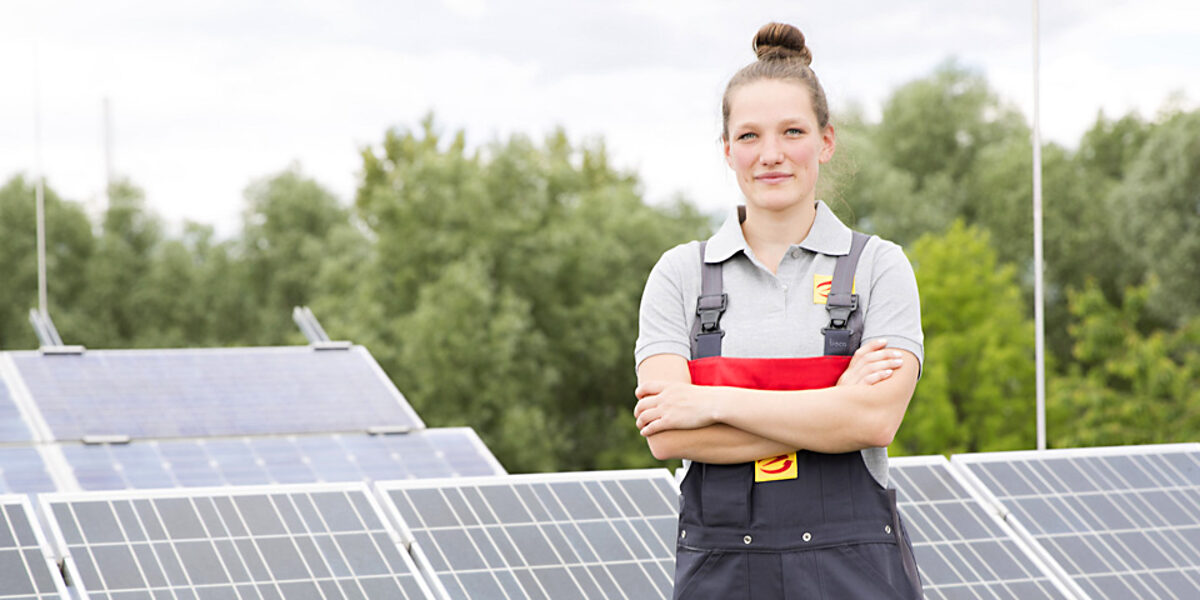 Ein "E-Zubi" zwischen Solarpanels einer Photovoltaik-Anlage: Für den Zentralverband der Deutschen Elektro- und Informationstechnischen Handwerke (ZVEH) lassen sich die ambitionierten Klimaschutzziele nur erreichen, wenn ausreichend Fachkräfte bereitstehen, die sie umsetzen.