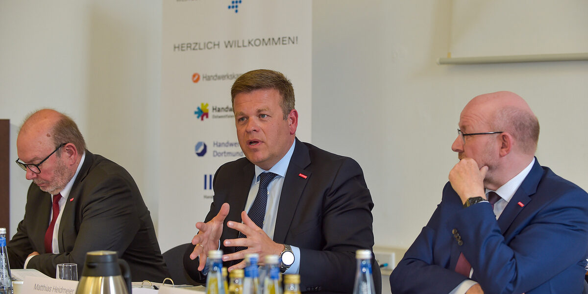 WHKT-Vizepräsident Felix Kendziora (Arbeitnehmer-Vizepräsident der Handwerkskammer Aachen), Hauptgeschäftsführer MatthiasHeidmeier und Präsident Berthold Schröder (v.l.n.r.). WHKT-Vizepräsident Felix Kendziora (Arbeitnehmer-Vizepräsident der Handwerkskammer Aachen), Hauptgeschäftsführer MatthiasHeidmeier und Präsident Berthold Schröder (v.l.n.r.).