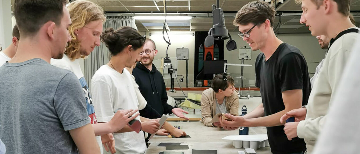 Studierenden der Akademie für Handwerksdesign schauten den Compagnons du Devoir in Paris über die Schultern.