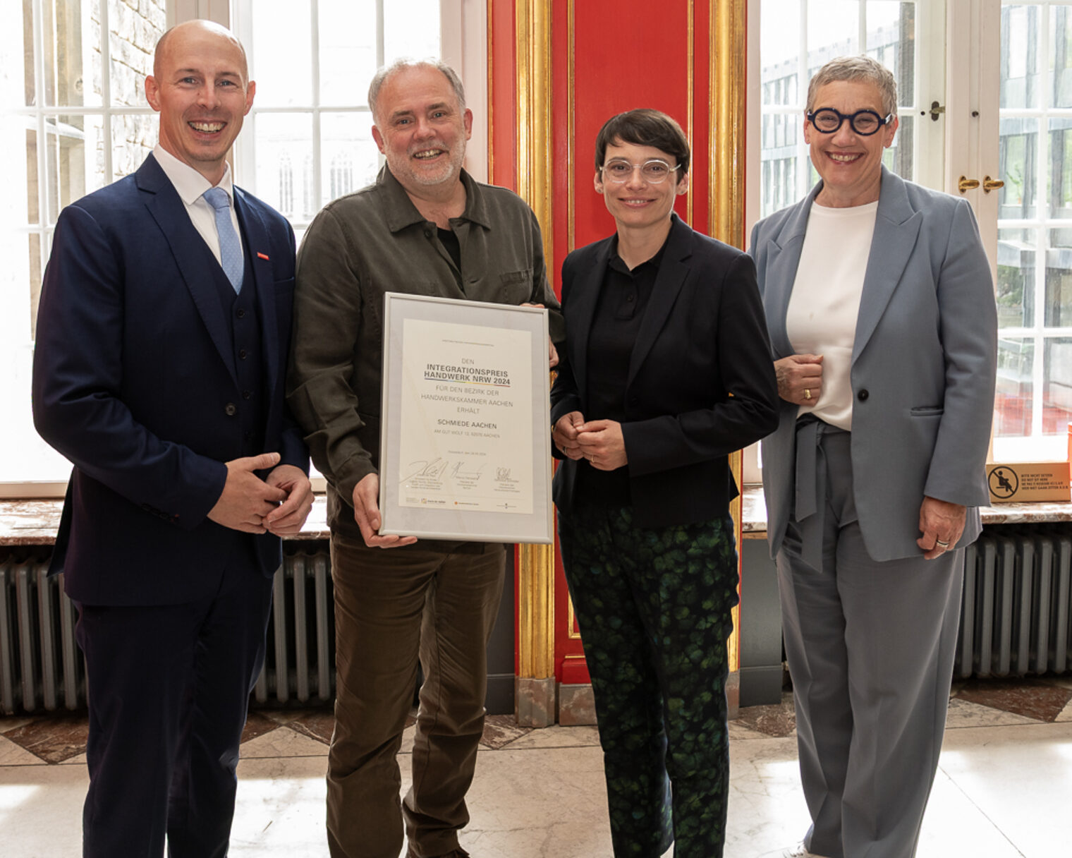 Feierstunde im Aachener Rathaus: Michael Hammers (2.v.l.), Schmiede Aachen, ist mit dem Integrationspreis Handwerk NRW ausgezeichnet worden. 