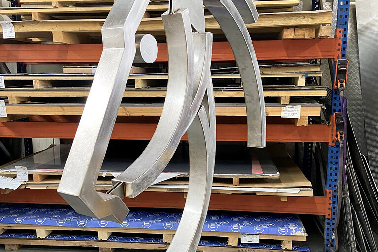 Das Logo des CHIO, das sich im Stadion dreht: Metallarbeit von Stefan Vonhoegen. 
