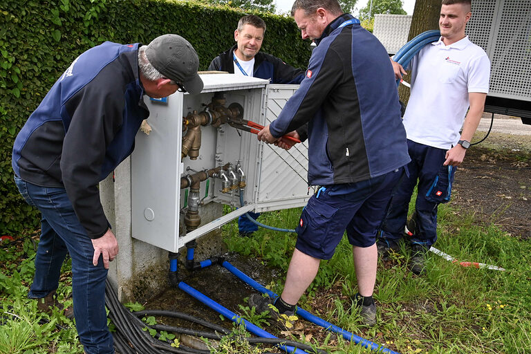 Läuft. Die Mitarbeiter von Flachskampf sorgen für Wasserfluss. 