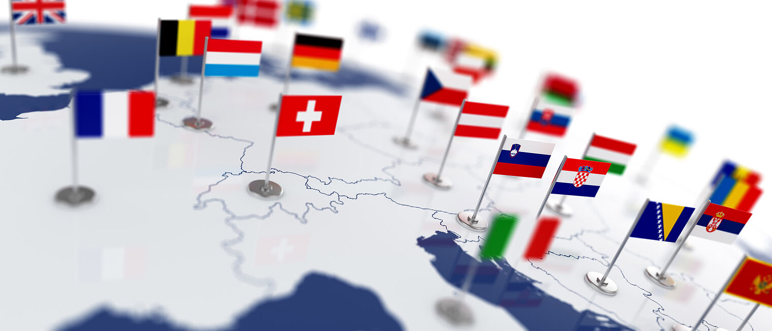 Karte von Europa mit Flaggen der Länder