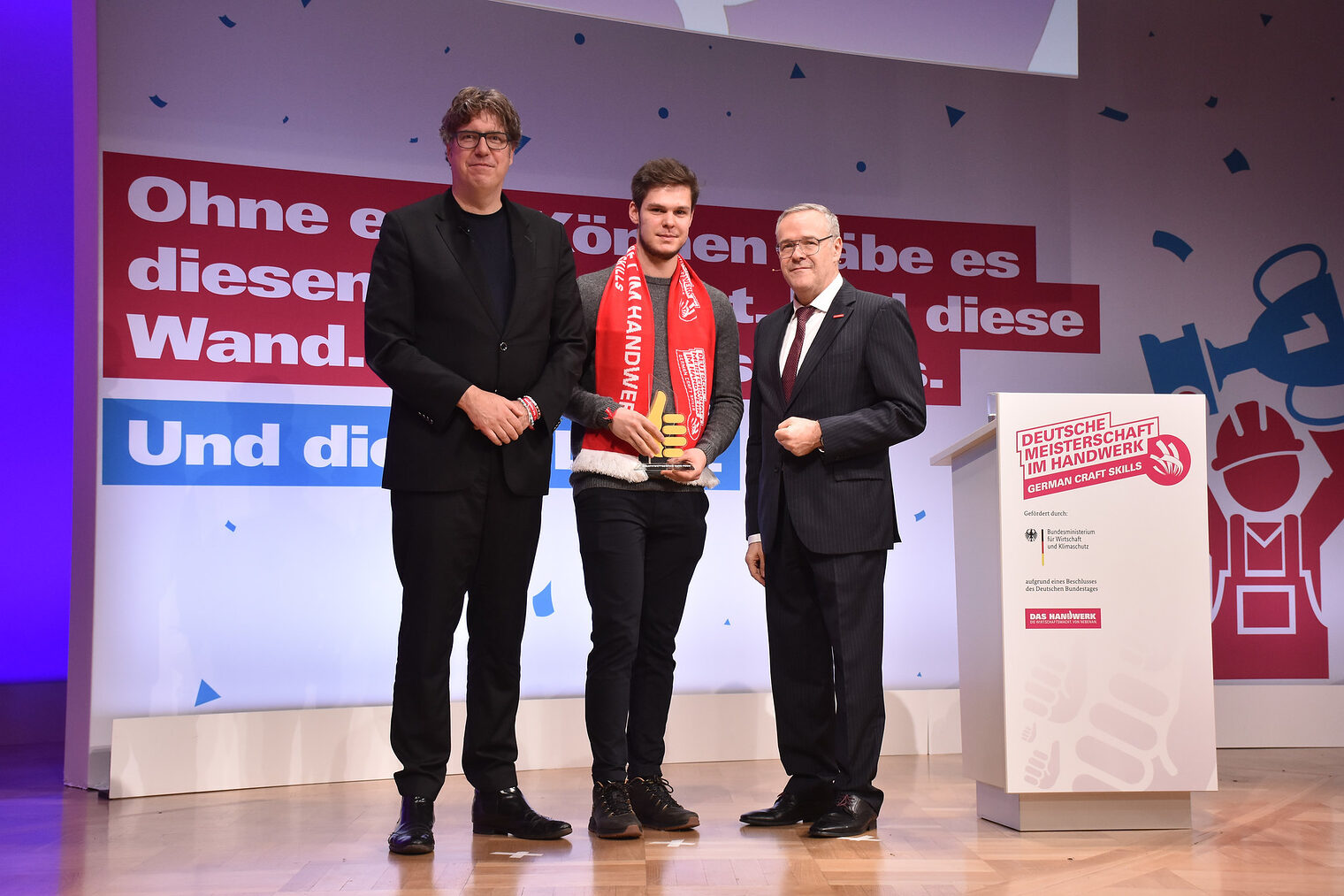 Beim renommierten Kreativwettbewerb „Die gute Form im Handwerk“ überzeugte Tischler Lukas Paar aus Baesweiler mit seinem elliptisch geformten Tisch und sicherte sich damit den Titel.