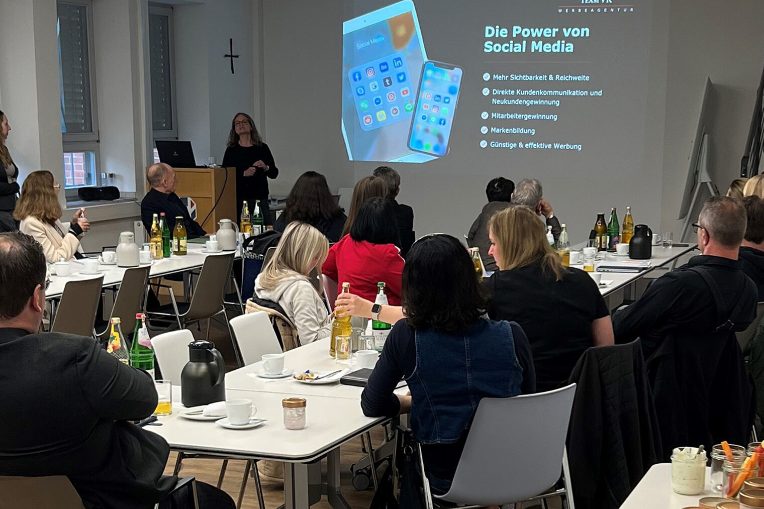 Handwerksbetriebe diskutierten mit Expertinnen und Experten, wie sich soziale Netzwerke in den Arbeitsalltag integrieren lassen. Handwerksbetriebe diskutierten mit Expertinnen und Experten, wie sich soziale Netzwerke in den Arbeitsalltag integrieren lassen.