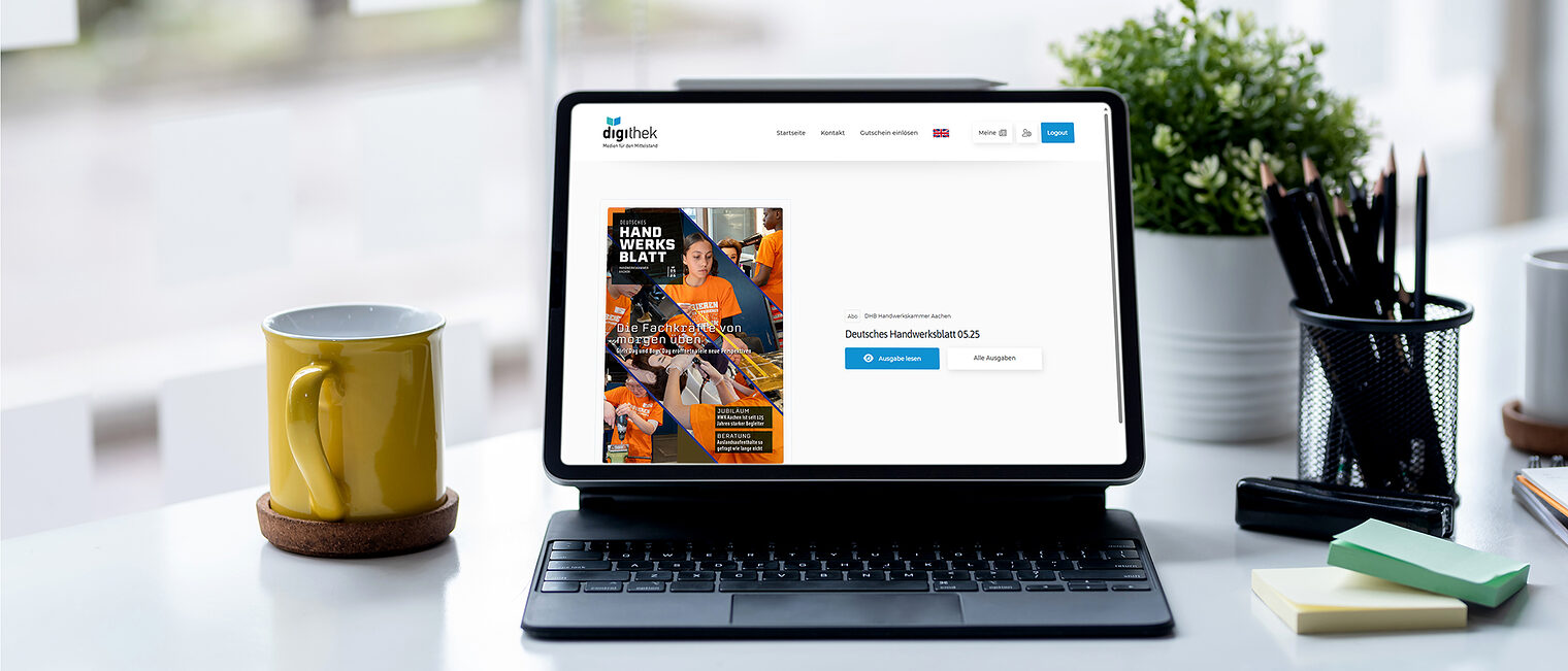 Schreibtisch mit Tablet, die Digithek vom DHB ist sichtbar mit der neuesten Ausgabe der Handwerkskammer Aachen Schreibtisch mit Tablet, die Digithek vom DHB ist sichtbar mit der neuesten Ausgabe der Handwerkskammer Aachen