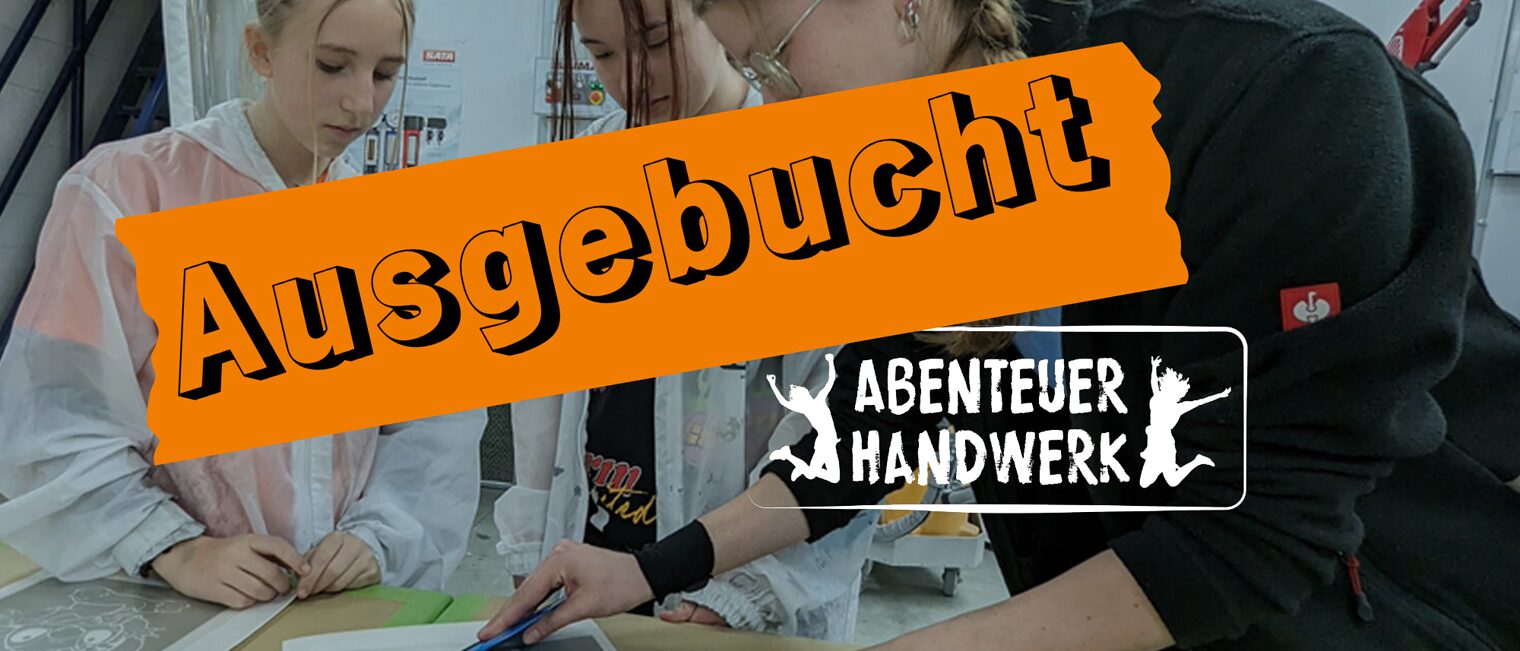 Ausbildungsmeisterin zeigt jungen Mädchen, wie sie eine Folie luftblasenfrei auf eine Scheibe anbringen. - Banner - Ausgebucht