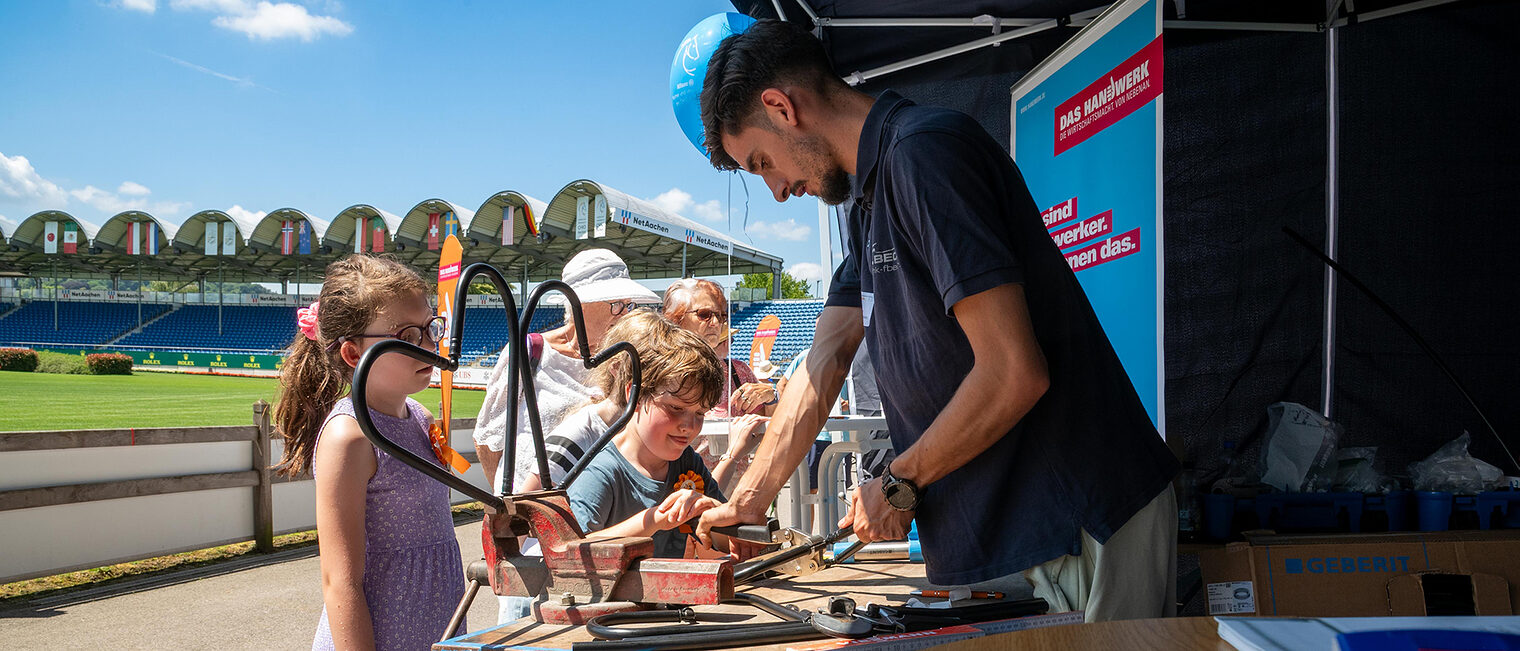 die Straße des Handwerks begeistert beim CHIO 2025 Jung und Alt die Straße des Handwerks begeistert beim CHIO 2025 Jung und Alt