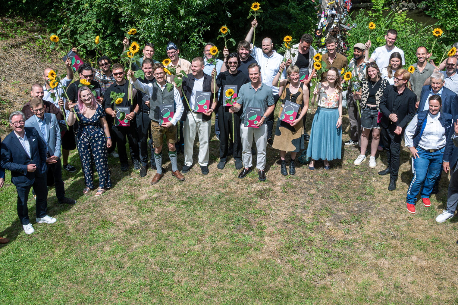 Examensfeier 2025. Alle Absolventen. Sonne, Sonnenblumen und das Examen in der Tasche - so sieht der ideale Sommertag auf Gut Rosenberg aus! Examensfeier 2025. Alle Absolventen. Sonne, Sonnenblumen und das Examen in der Tasche - so sieht der ideale Sommertag auf Gut Rosenberg aus!