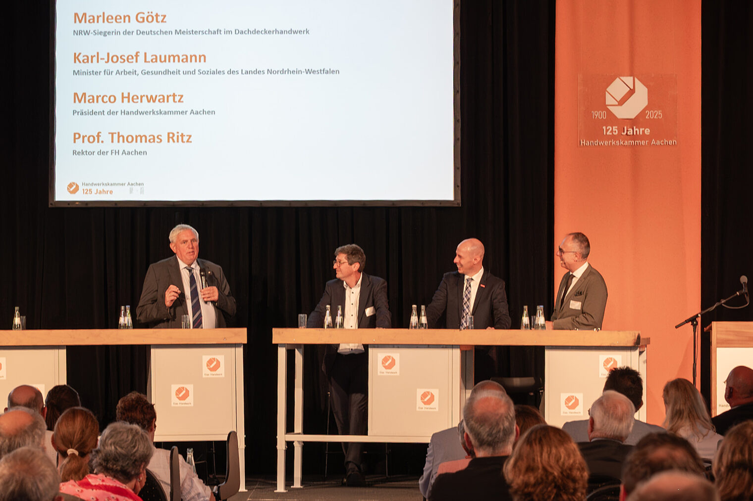 Vielseitige Podiumsdiskussion Dachdeckerin Marleen Götz, Minister Karl-Josef Laumann, FH-Rektor Thomas RItz und Handwerkskammer-Präsident Marco Herwartz diskutierten unter der Moderation von Christian Mourad über die Zukunft des Handwerks.