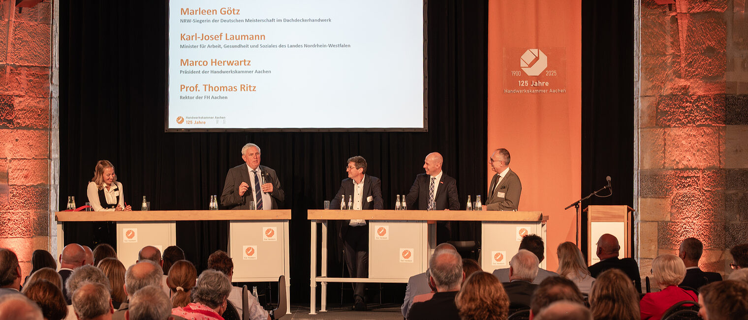 Dachdeckerin Marleen Götz, Minister Karl-Josef Laumann, FH-Rektor Thomas RItz und Handwerkskammer-Präsident Marco Herwartz diskutierten unter der Moderation von Christian Mourad über die Zukunft des Handwerks. 