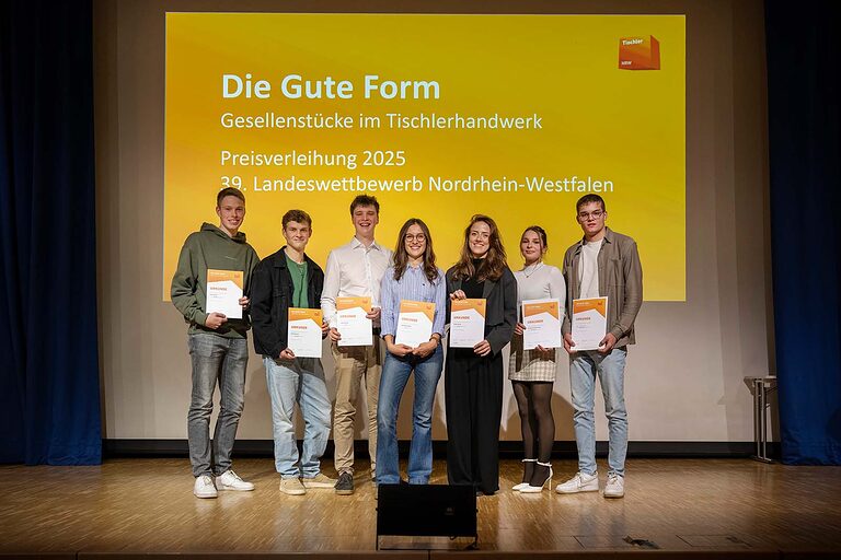 Siegerstücke, Belobigungen und Publikumspreis – die Gewinnerinnen und Gewinner der „Guten Form“ 2025 in NRW (v.l.): Florian Czipull, Emil Eisermann, Lasse Holtmann, Hannah Bronneberg, Vianne van Els, Anna Faber und Kai Kirwel.