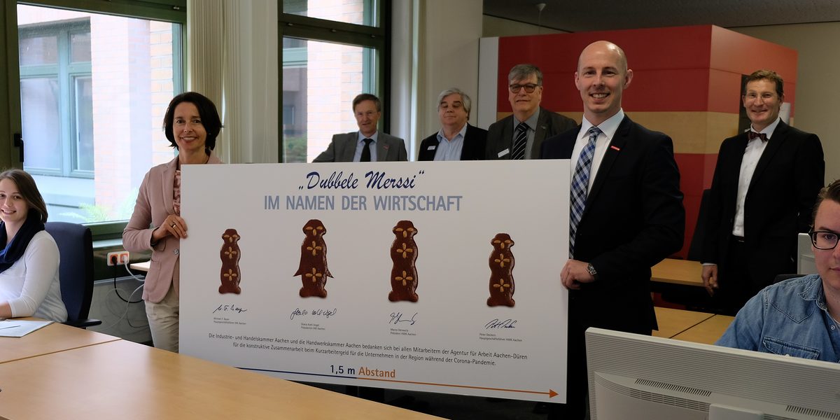 Mit dem richtigen Abstand Verbundenheit ausdrücken: Die Vertreter der IHK und HWK Aachen haben den Mitarbeitern der Agentur für Arbeit Aachen-Düren ein Zeichen des Dankes überreicht. Mit dem richtigen Abstand Verbundenheit ausdrücken: Die Vertreter der IHK und HWK Aachen haben den Mitarbeitern der Agentur für Arbeit Aachen-Düren ein Zeichen des Dankes überreicht.