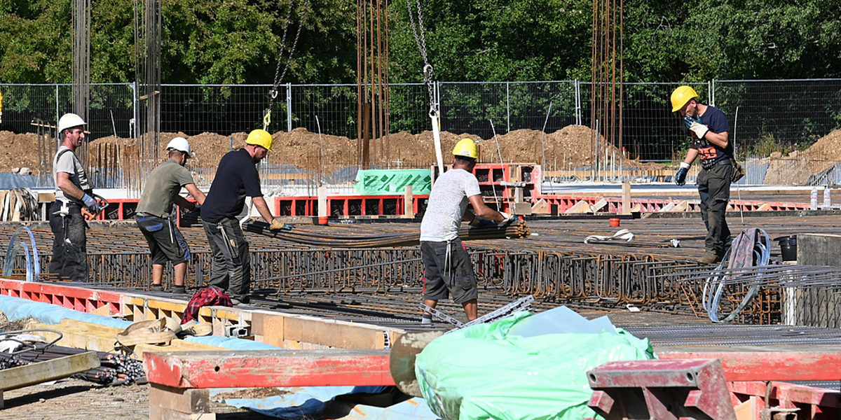 Handwerker der Firma Henn packen gemeinsam an: Die Bauarbeiten für das neue Gästehaus des Bildungszentrums BGZ Simmerath sind in vollem Gange. Foto: Doris Kinkel Handwerker der Firma Henn packen gemeinsam an: Die Bauarbeiten für das neue Gästehaus des Bildungszentrums BGZ Simmerath sind in vollem Gange. Foto: Doris Kinkel